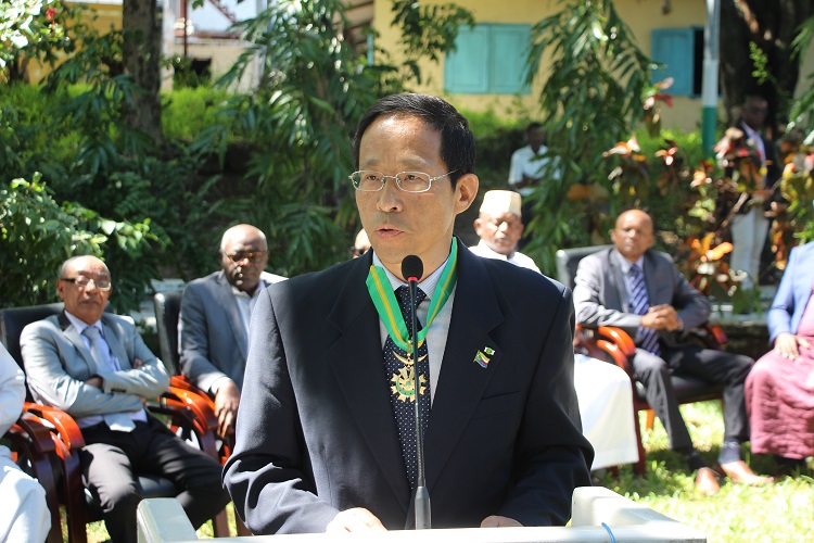 image Fin de mission de l’ambassadeur de Chine à Moroni / Xiao Ming décoré par le chef de l’Etat